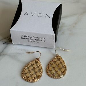 Avon Gold Tone Teardrop Lattice Cutout Dangle Earrings 1.5” Statement NIB